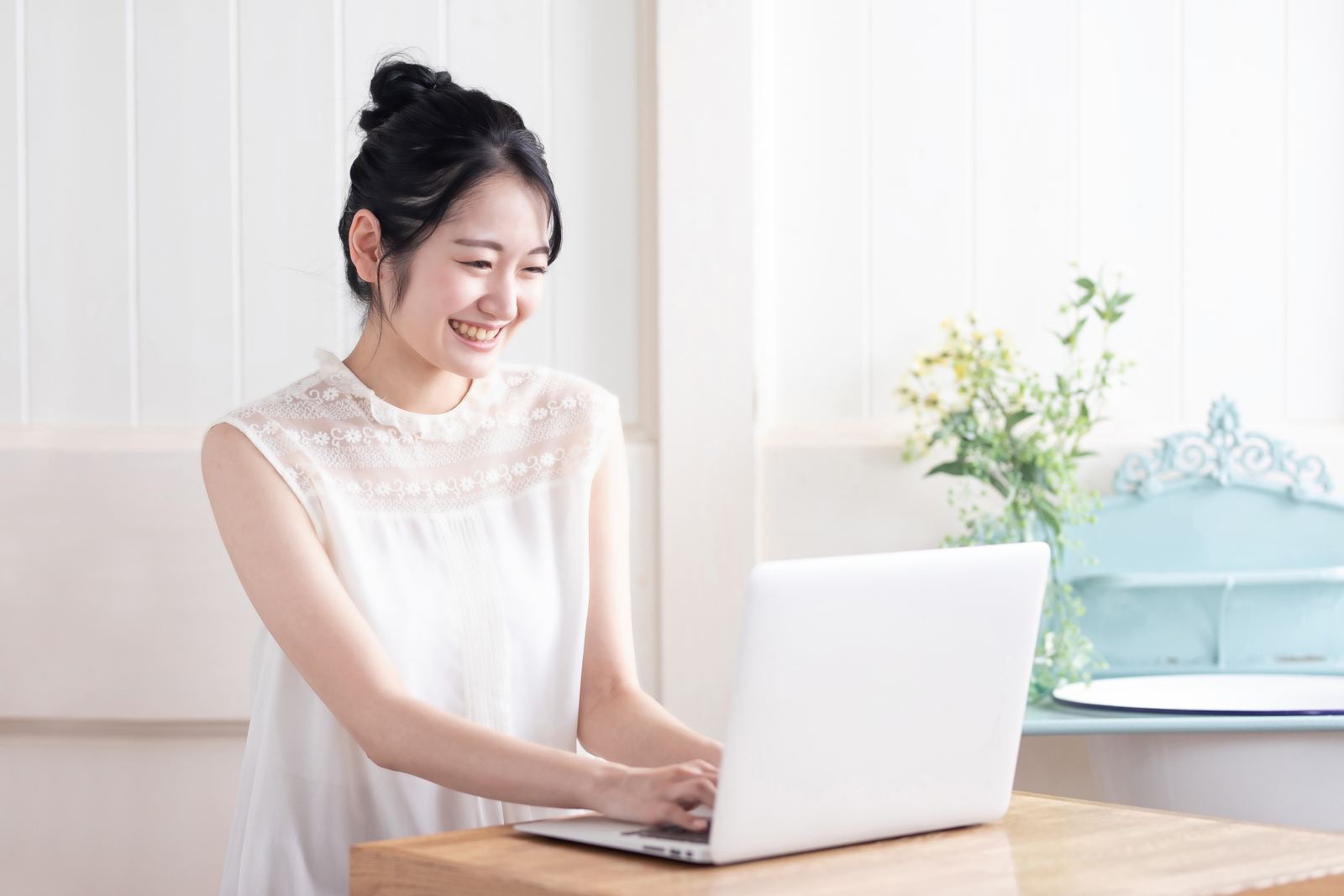 商品情報を確認するスタッフのイメージ